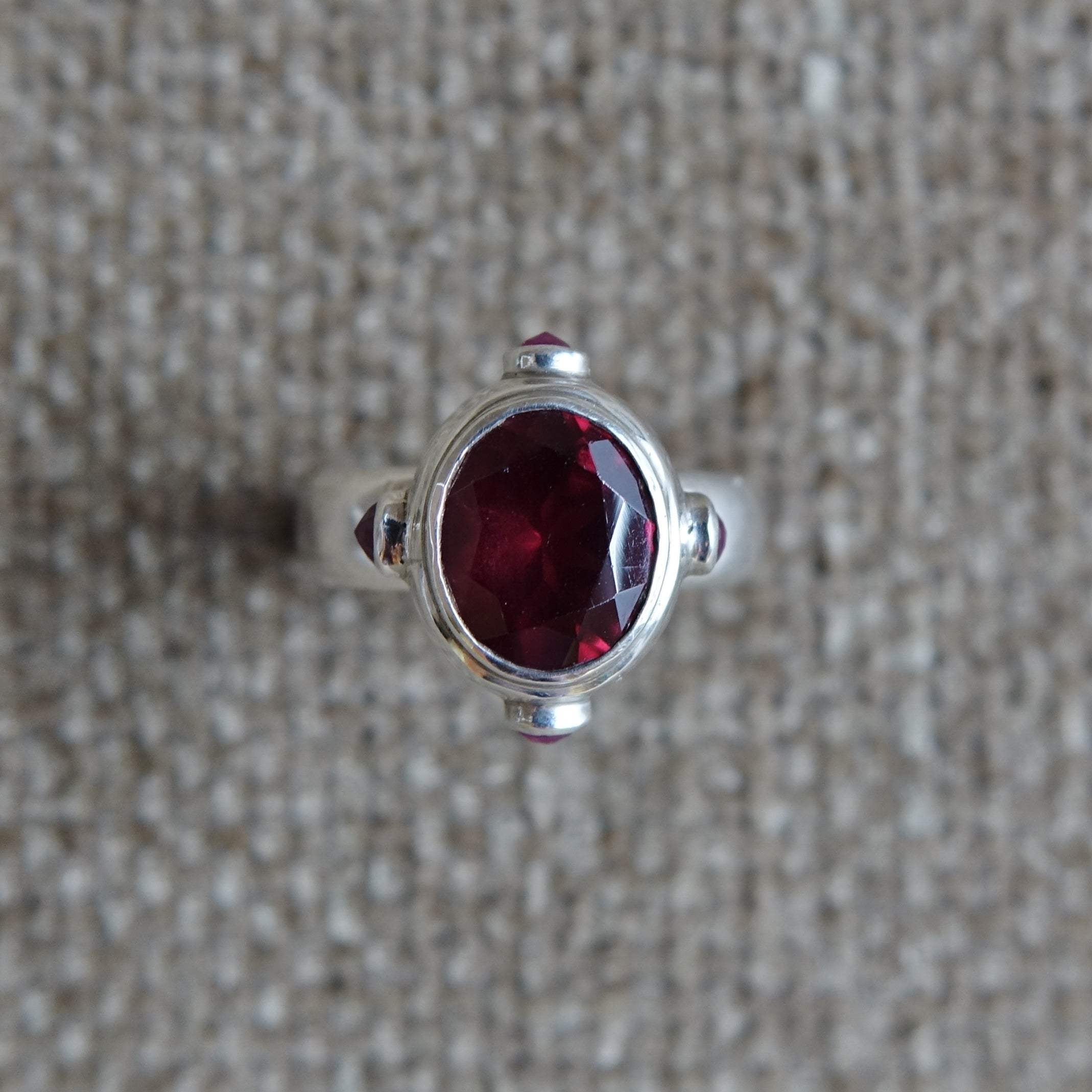 Granat-Rubin Ring
